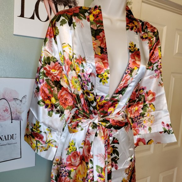 Women's Floral Kimono Satin Short Robe Size: M / L - Picture 4 of 13